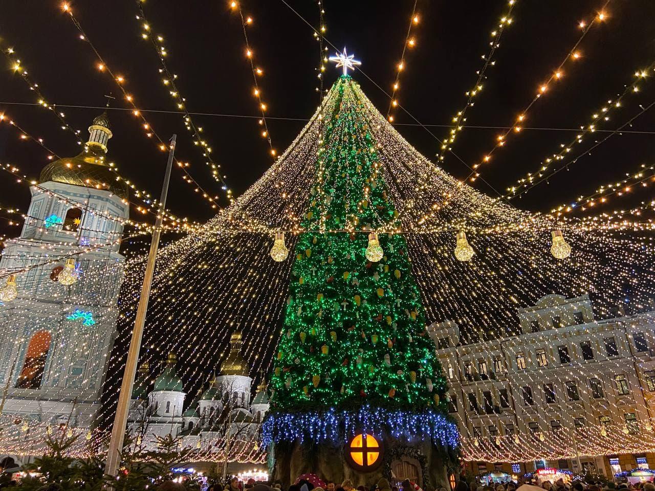 «Київська ялинка у топі найкрасивіших» — щорічні фейкові дослідження у медіа