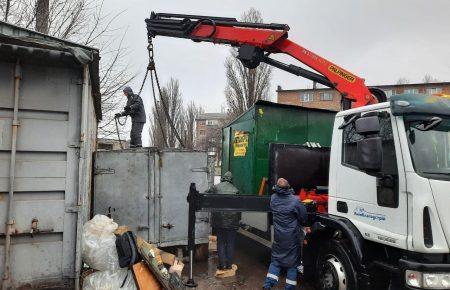 В Киеве владельцы незаконных МАФов с холодным оружием напали на коммунальщиков (видео) — КГГА