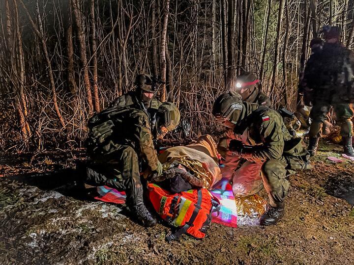 Польські прикордонники та військові врятували чотирьох мігрантів, які застрягли в болоті на кордоні