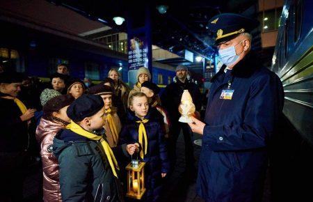 До Києва привезли Вифлеємський вогонь миру: УЗ доставить його до всіх областей