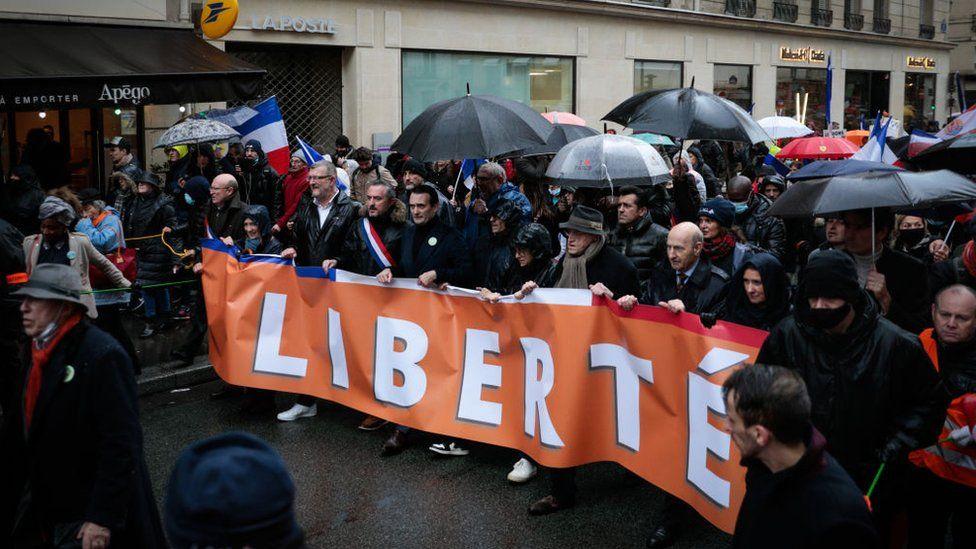 У Франції понад 100 тисяч людей протестували проти посилення обмежень щодо невакцинованих