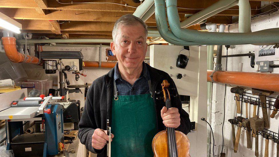 У Малверні чоловік виготовив першу «веганську» скрипку з ягід і груш