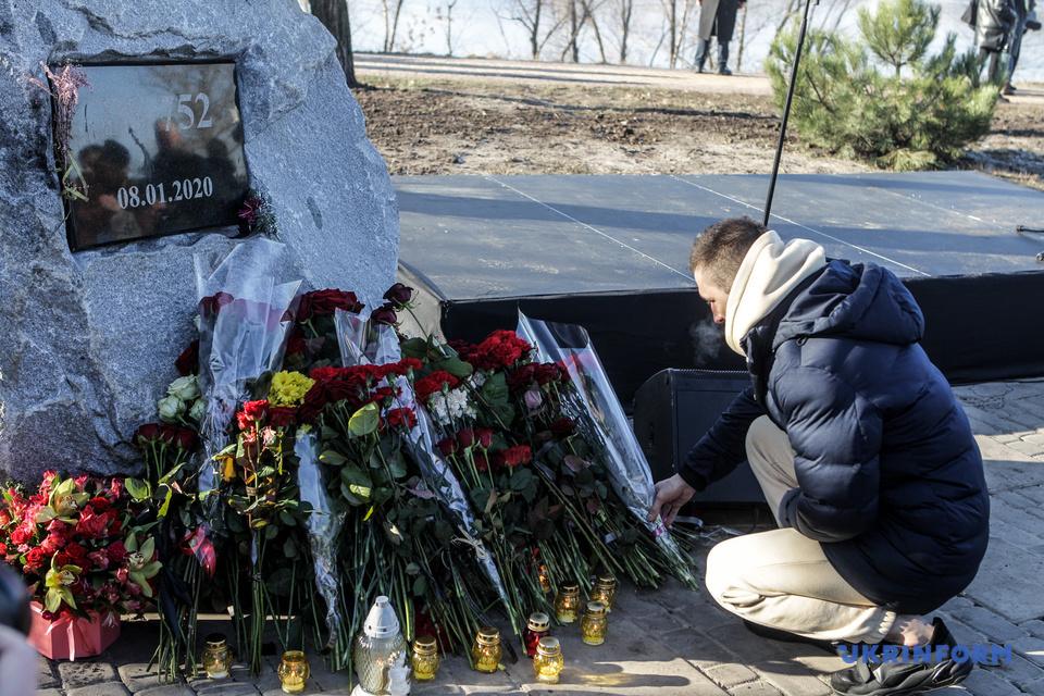 Другі роковини збиття літака МАУ в Ірані: у Києві вшановують пам'ять загиблих