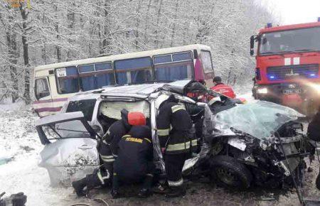 На Львівщині автобус зіткнувся з авто, є постраждалі (ФОТО)