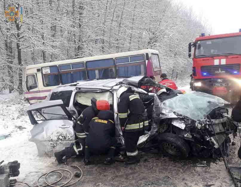 На Львівщині автобус зіткнувся з авто, є постраждалі (ФОТО)