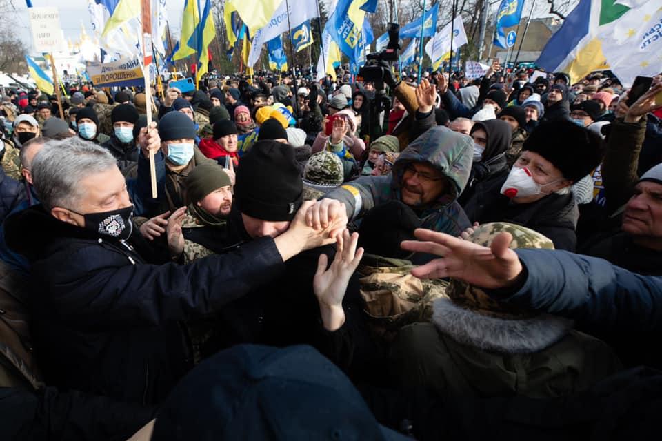 Прокуратура оскаржує запобіжний захід Порошенку, якого відпустили під особисте зобов'язання