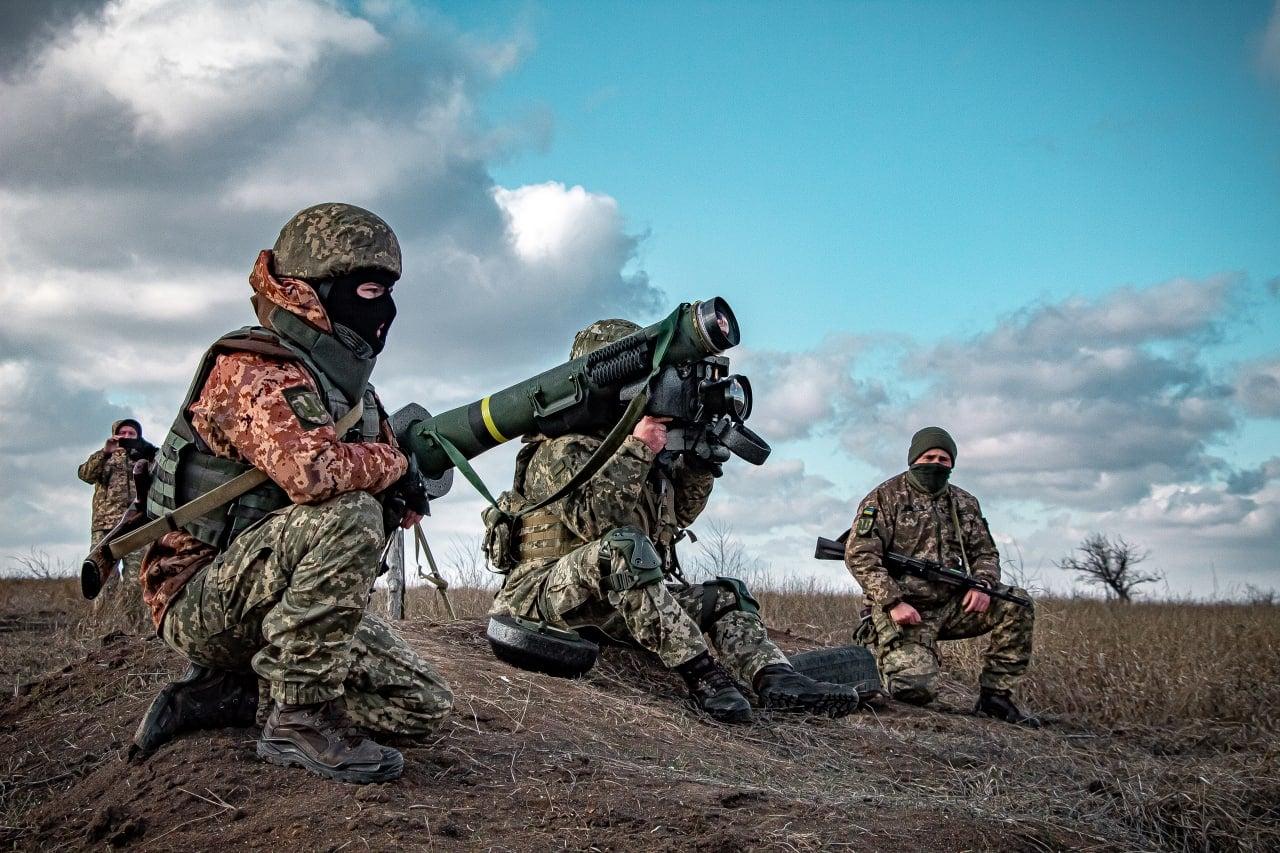 На Донбасі унаслідок обстрілів загинув військовий