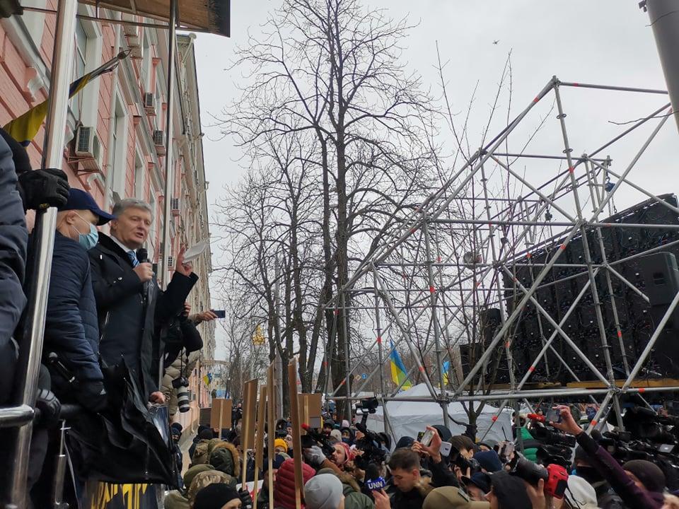 Справа Порошенка: прихильники п'ятого президента збираються під Печерським судом