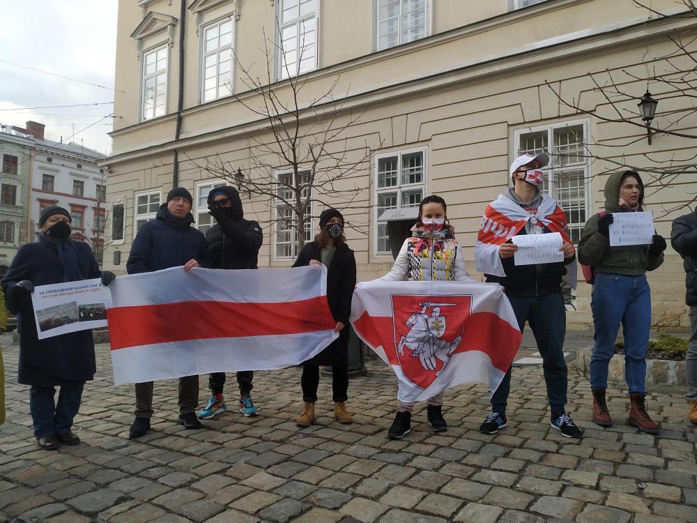 У Львові влаштували акцію на підтримку вільного Казахстану