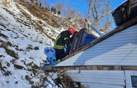 На Івано-Франківщині автівка в'їхала у дах будинку