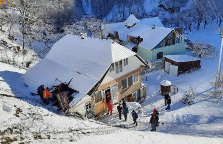 На Франківщині автівка злетіла з дороги і проломила дах будинку