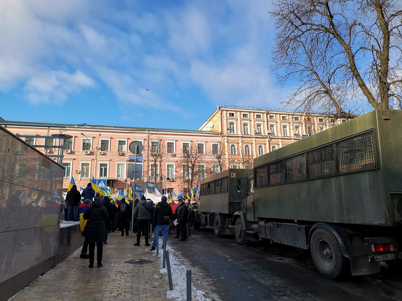 Сутички під Печерським судом: двоє людей постраждали