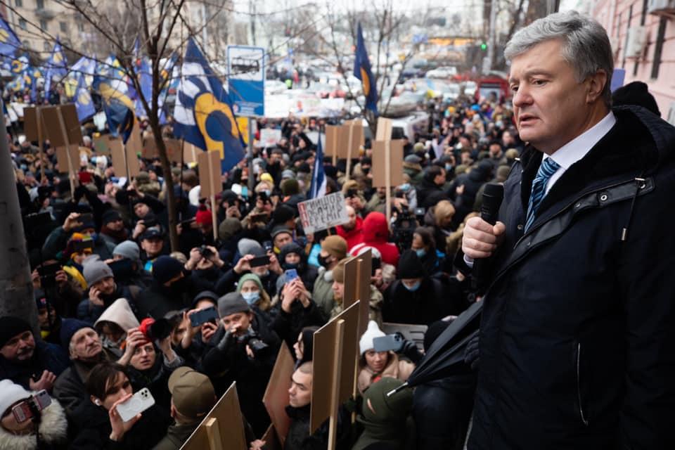 Порошенка відпустили під особисте зобов'язання