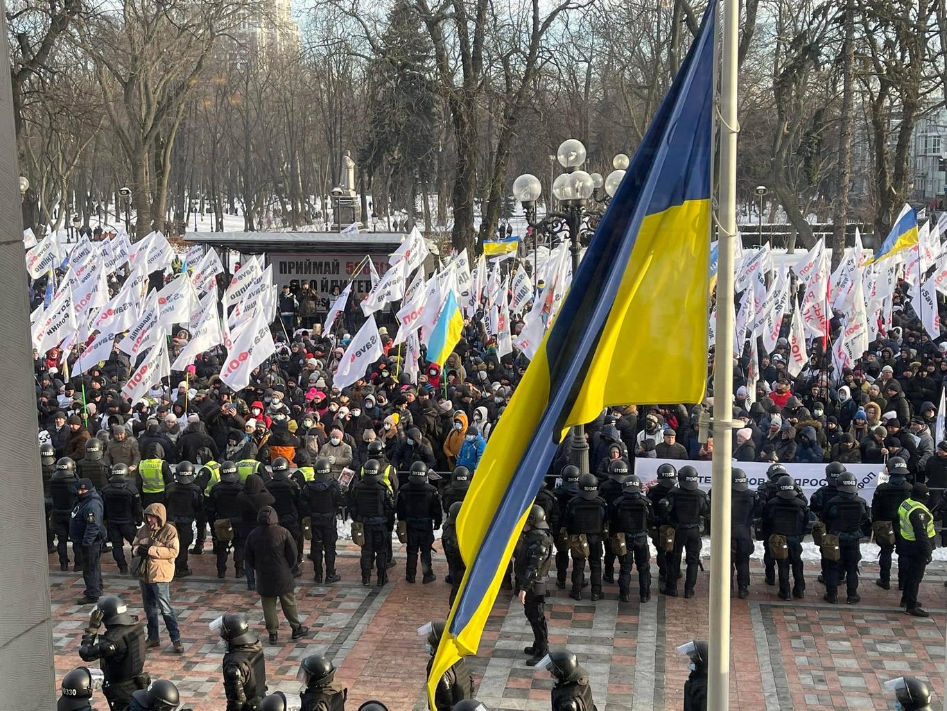 Акция SaveФОП под Радой: протестующие штурмуют здание, предварительно есть задержанные (видео)