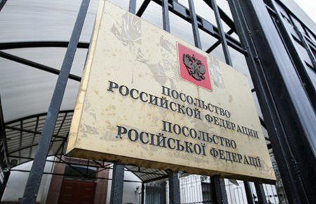 РФ вивозить з України дипломатів та їхні родини: NYT називає три причини