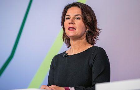 Важко не розглядати як загрозу 100 тисяч військових РФ на кордоні з Україною — Бербок