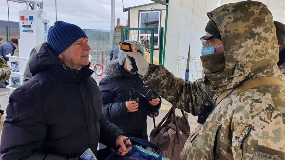 Жителі ОРДЛО отримують запрошення на вакцинацію, що спрощує перетин КПВВ — «Право на захист»