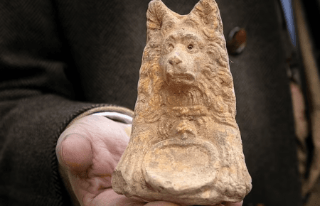 Археологи у Римі знайшли статуетку голови собаки, якій 2 тисячі років
