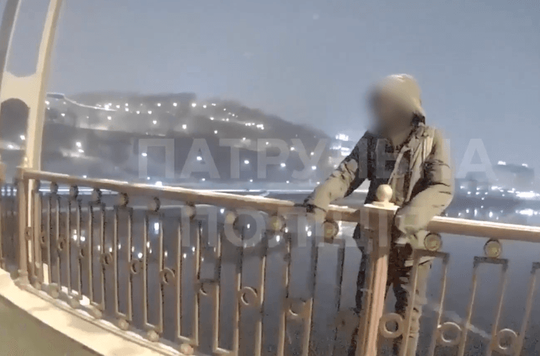 Хотел спрыгнуть с моста: в Киеве патрульные спасли мужчину от суицида (видео)