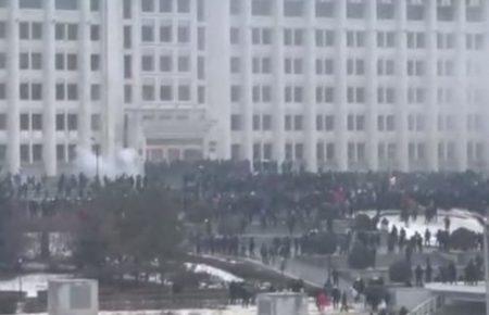 В Алматы протестующие прорвали оцепление силовиков и вошли в акимат (ВИДЕО)