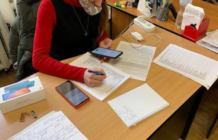 Це доволі виснажливо: на Буковині студенти-медики збирають інформацію про контактних з хворими на COVID-19