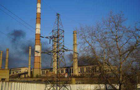Луганская ТЭС продолжает дымить, спасатели не могут добраться из-за опасности обстрелов