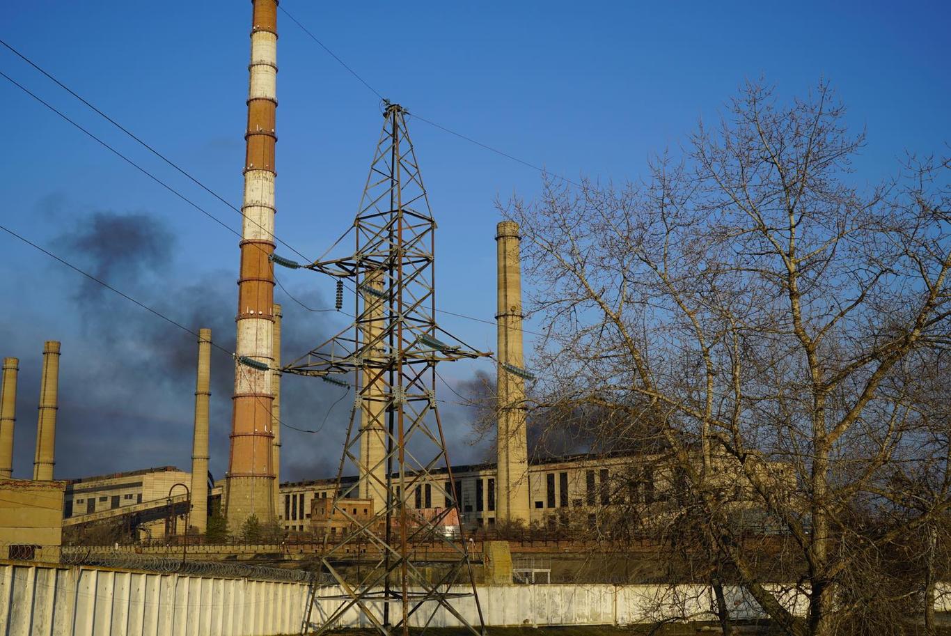 Луганська ТЕС продовжує диміти, рятувальники не можуть дістатися через небезпеку обстрілів