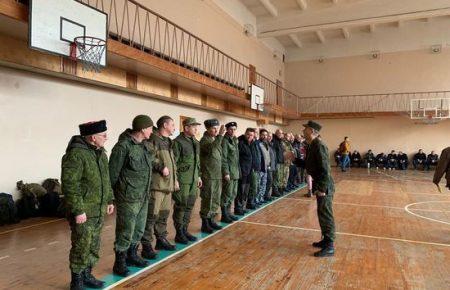 Саджають в автобус на вулиці та залучають ув'язнених: як примусово мобілізують на окупованому Донбасі?