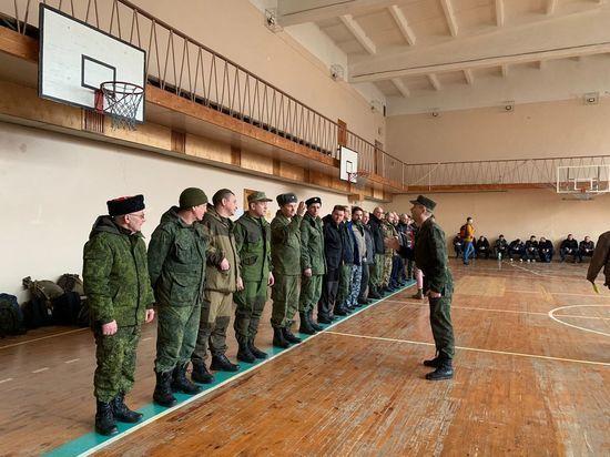 Саджають в автобус на вулиці та залучають ув'язнених: як примусово мобілізують на окупованому Донбасі?