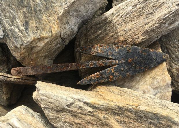 Археологи знайшли у перевалі, де раніше був льодовик, стріли і «палиці-лякалки» віком понад 1000 років (ФОТО)