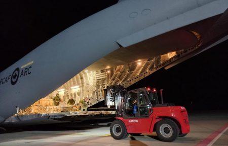 З Канади до України прибув літак зі зброєю та технікою