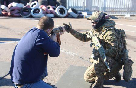 Не ждем, а готовимся защищать и оберегать — участник военной подготовки в Мариуполе