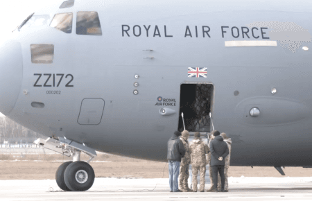 В Україну прибув літак із військовою допомогою з Великої Британії