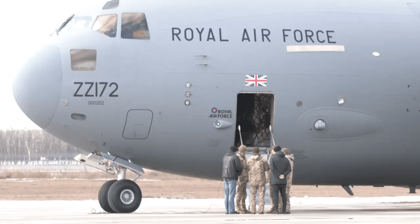 В Україну прибув літак із військовою допомогою з Великої Британії