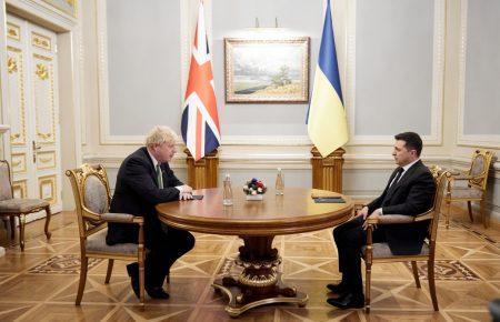 Прем'єр-міністр Британії прибув до України (відео)