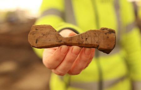 Археологи знайшли у Норвегії дерев'яний артефакт із рунами віком близько 800 років