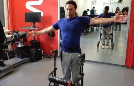 Паралізований чоловік уперше зміг ходити завдяки імпланту, розробленому швейцарськими дослідниками