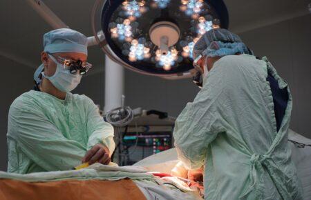 «Ми залишилися у Києві, щоб було куди повернутися»: як це — оперувати під час війни?