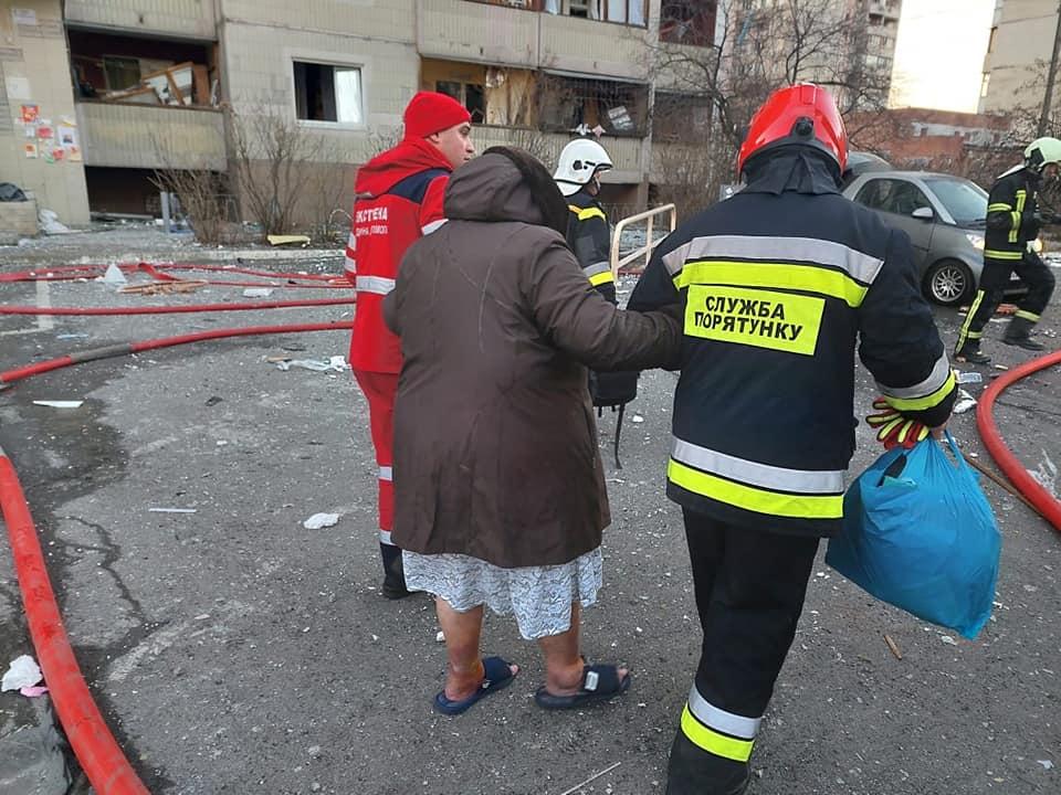 У столиці рештки ракети впали на багатоповерхівку, є загиблий (ВІДЕО)