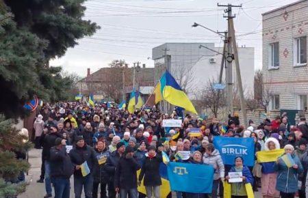 На Херсонщині та Луганщині люди продовжують чинити опір окупантам і виходять на мітинги (ВІДЕО)
