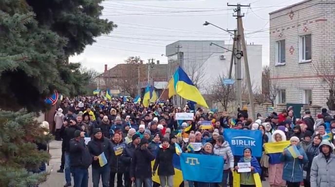 На Херсонщині та Луганщині люди продовжують чинити опір окупантам і виходять на мітинги (ВІДЕО)