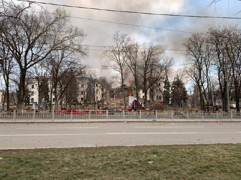 Бомбардировка Мариупольского драмтеатра: погибли около 300 человек