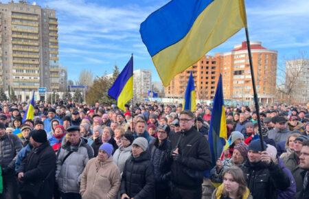 В Энергодаре люди вышли на митинг, требуют от оккупантов освободить заместителя мэра и покинуть город (видео)