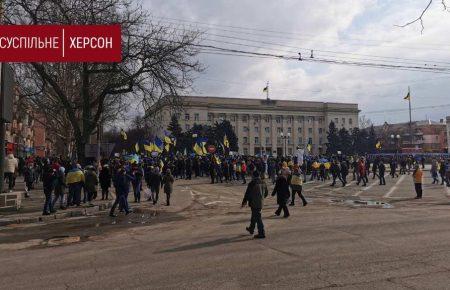 «Херсон — це Україна»: у центрі акція, військові РФ стріляють у повітря