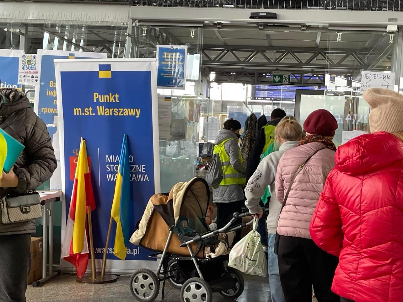 Как Польша встречает украинцев: фоторепортаж со станции Варшава-Восточная