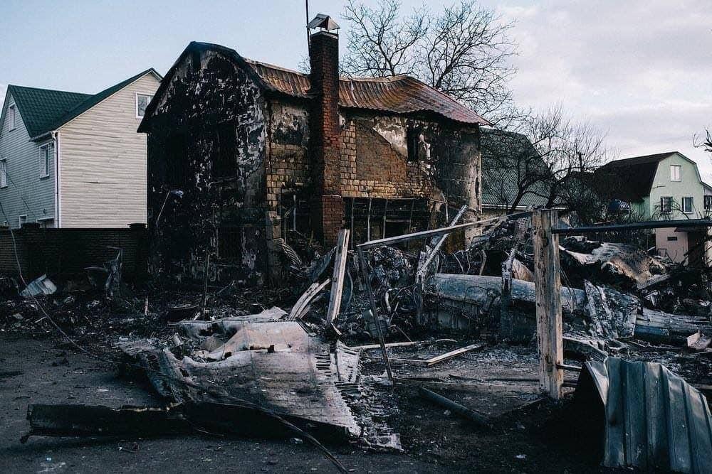 В Киеве на Осокорках на дом упал самолет оккупантов (фото)