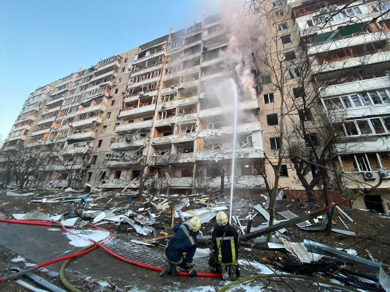 У Києві російські окупанти обстріляли 10-поверхівку та приватний житловий будинок