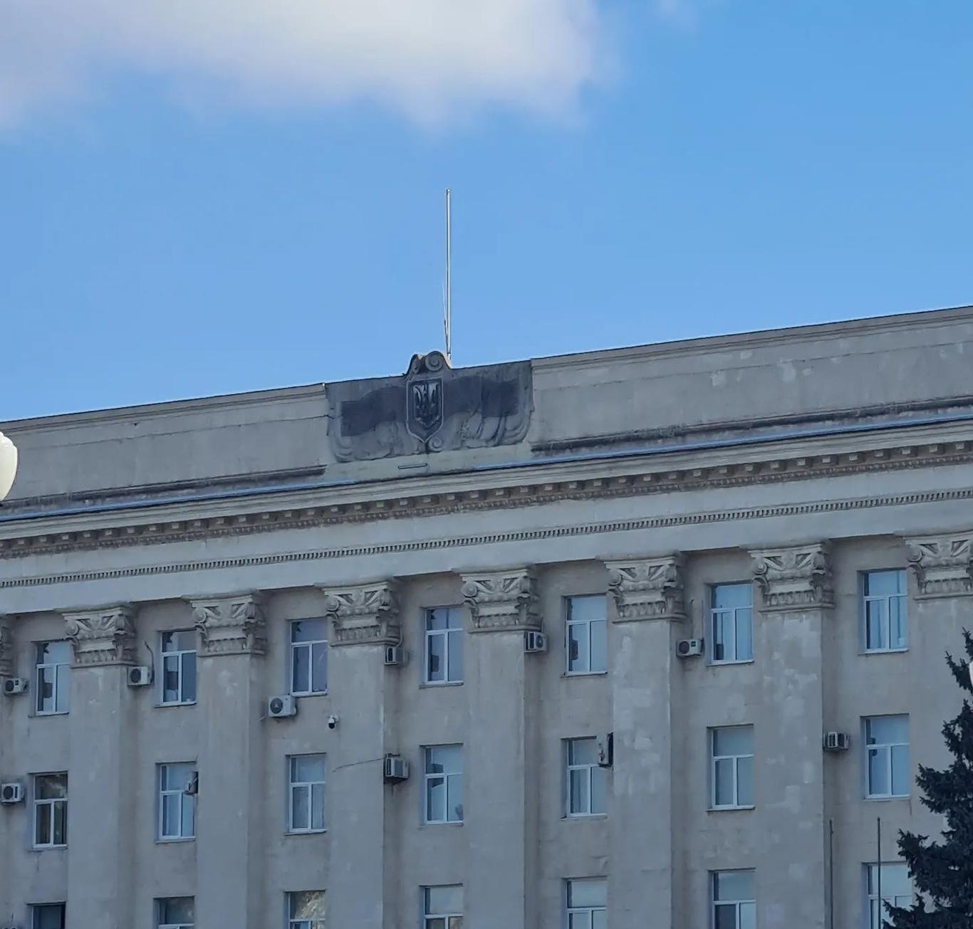 In Kherson occupying forces removed the Ukrainian flag from the regional state administration building