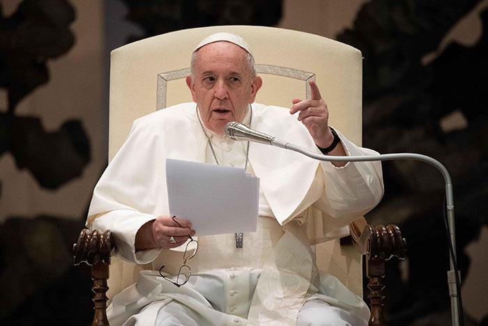 Папа Римський заявив, що Україна повинна «мати мужність підняти білий прапор» переговорів