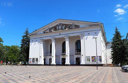 Окупанти скинули надпотужну бомбу на драмтеатр Маріуполя, де ховається тисяча людей